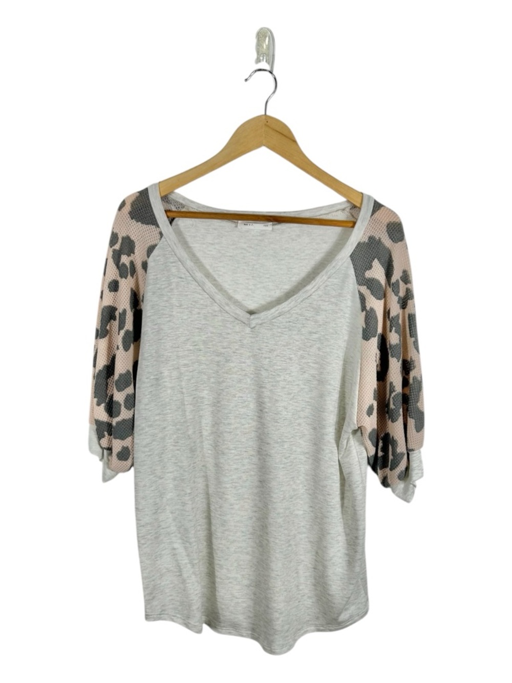 Reb‎ & J. Grey V-Neck Cheetah Waffle Knit T-Shirt Size Medium
